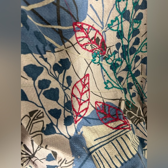 🩵 Beautiful midi skirt w/ cute detailing 🩵 - Picture 3 of 4